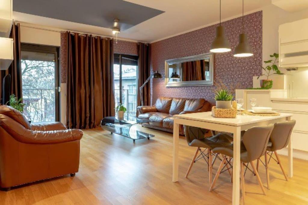 Uroczy Apartament - Angel City Krasków Exterior foto
